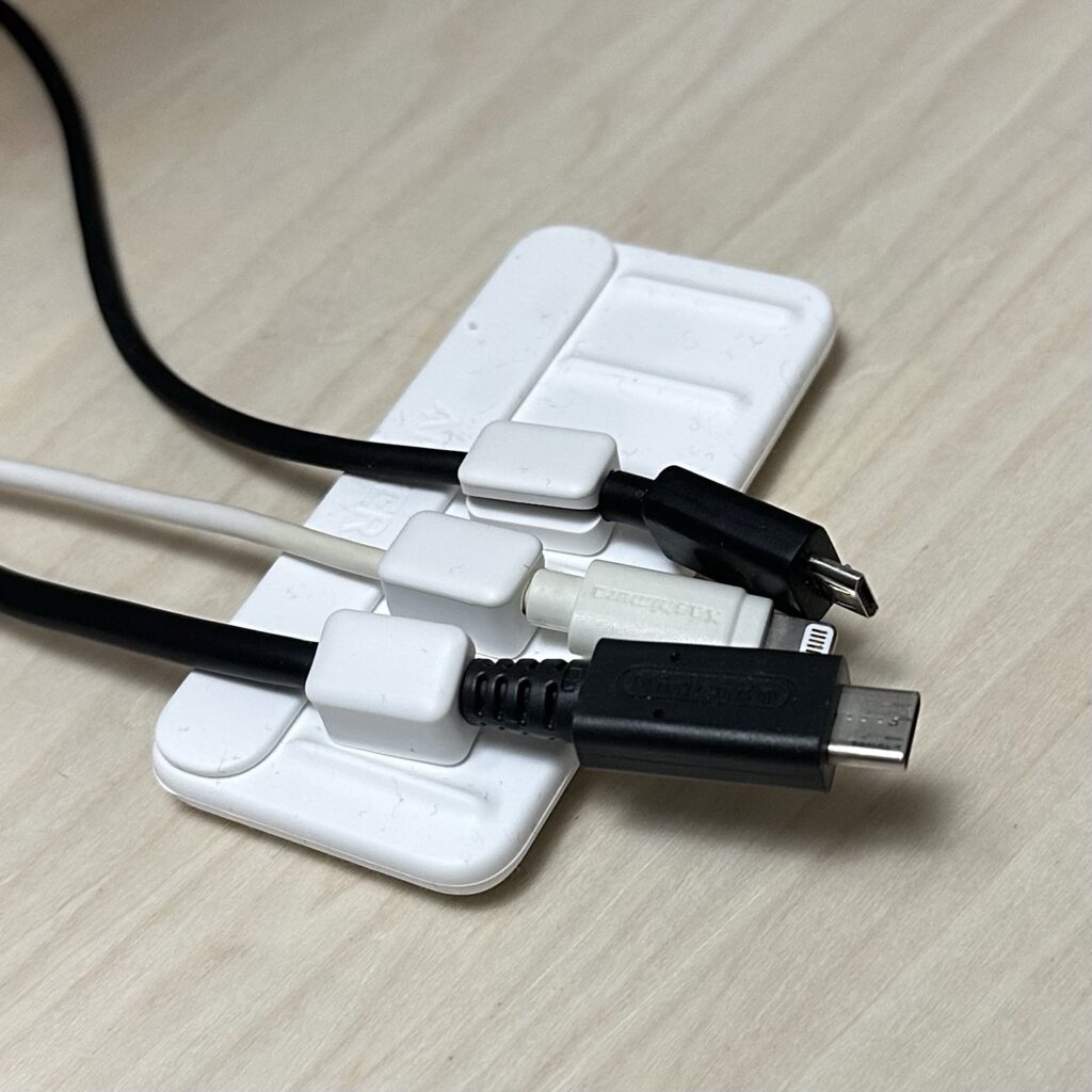 Anker Magnetic Cable Holder 使用例